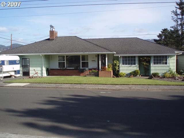 Property Photo:  1131 S Columbia  OR 97138 