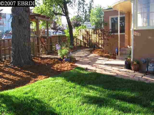 Property Photo:  2700 Kingsland Avenue  CA 94619-3222 