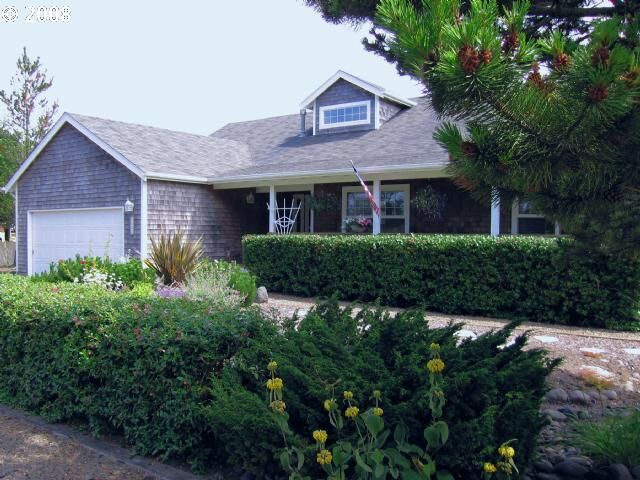 Property Photo:  1327 N Cottage  OR 97138 