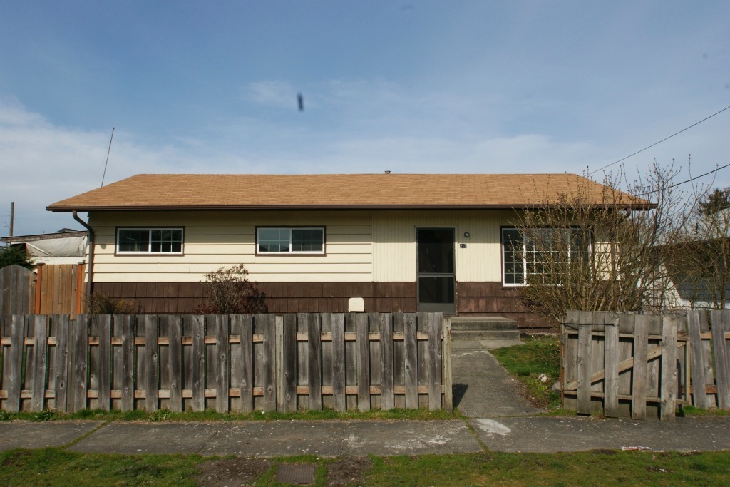 Property Photo:  217 14th St SE  WA 98002 