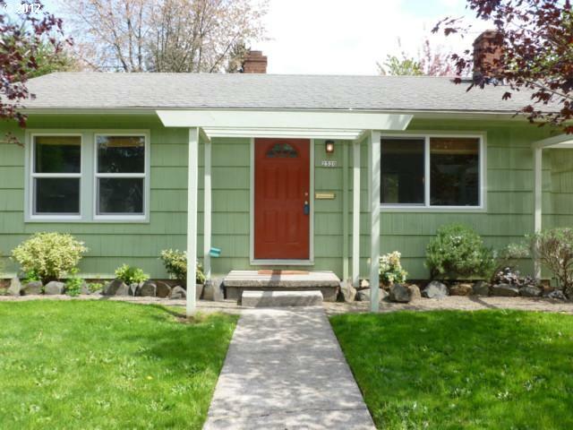 Property Photo:  2320 SE 70th Ave  OR 97215 