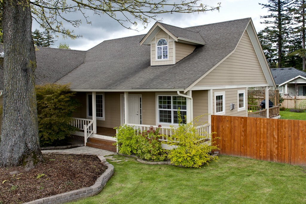 Property Photo: 302 W Third St WA 98247