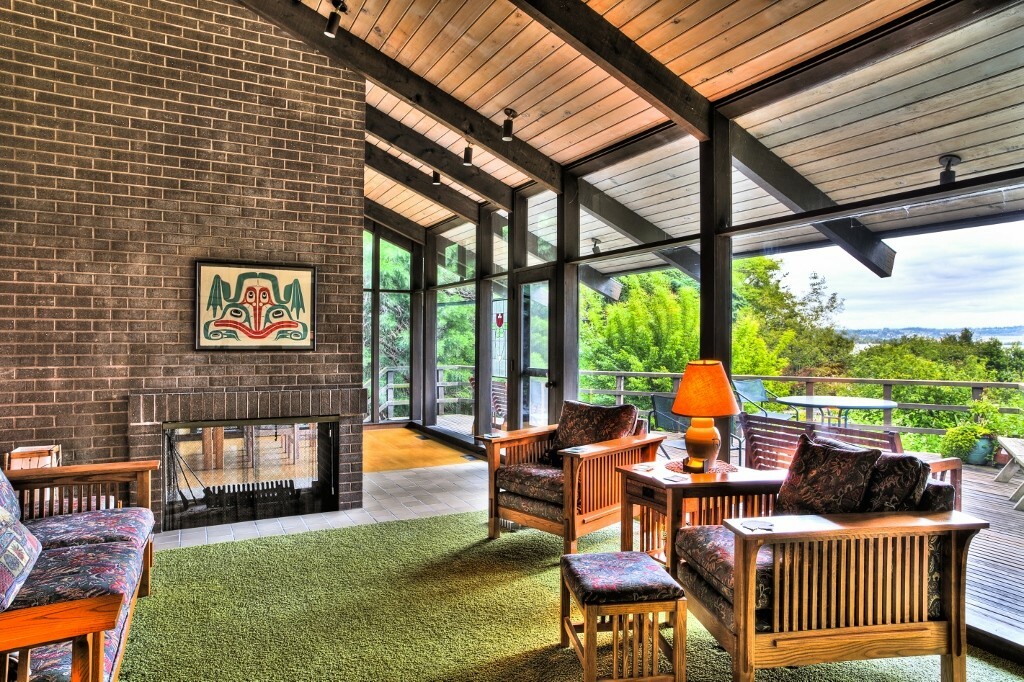 Property Photo: 8330 Avalon Dr WA 98040