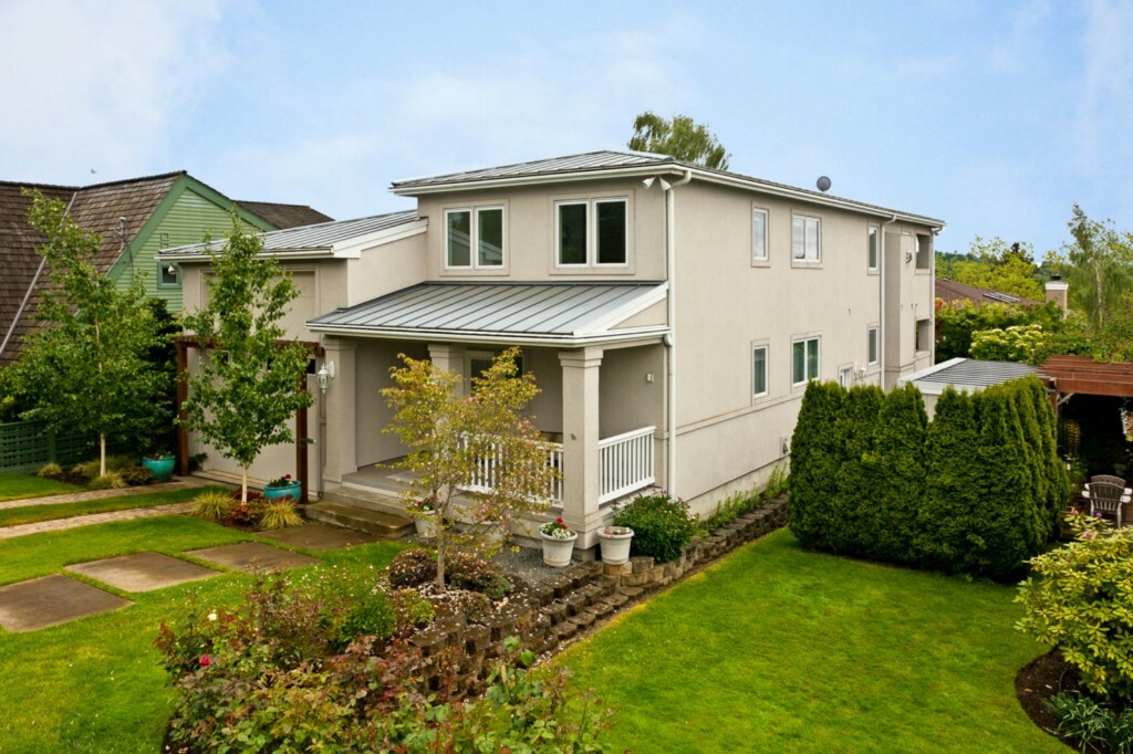 Property Photo:  133 6th Ave  WA 98033 