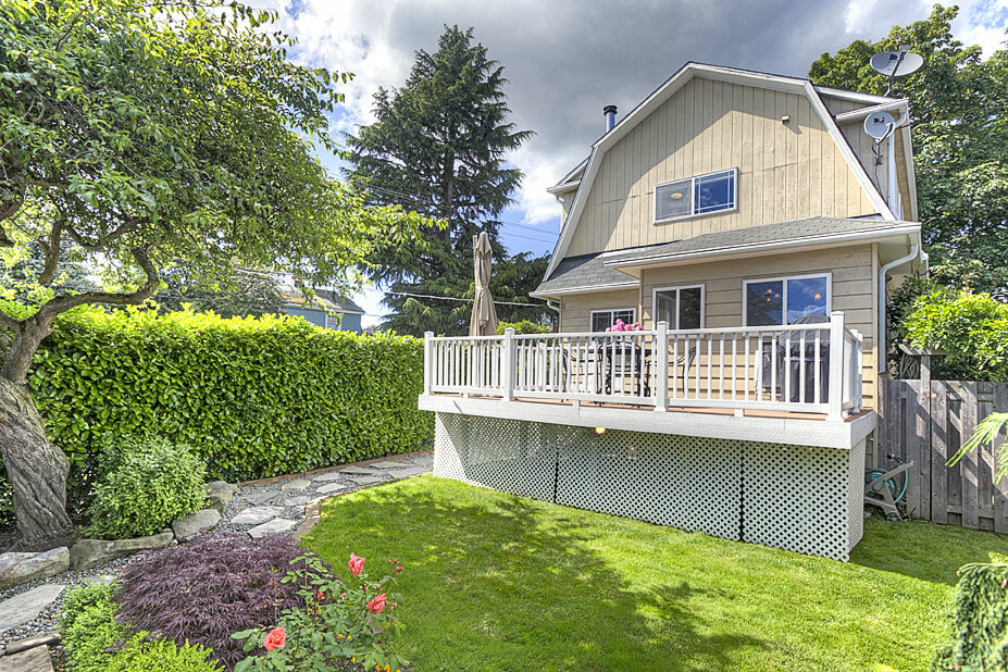 Property Photo:  1201 NE 69th St  WA 98115 