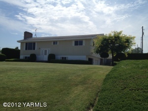 Property Photo: 110 Oakwood Dr WA 98942