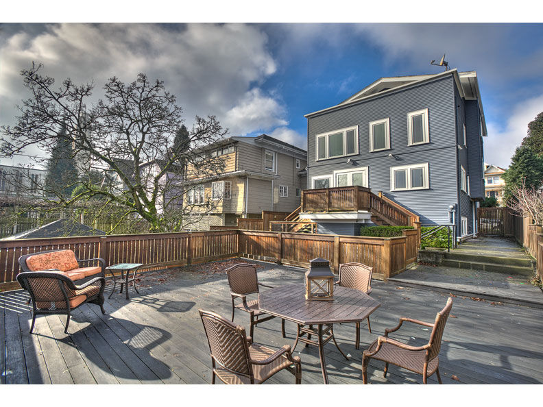Property Photo:  922 18th Ave E  WA 98112 