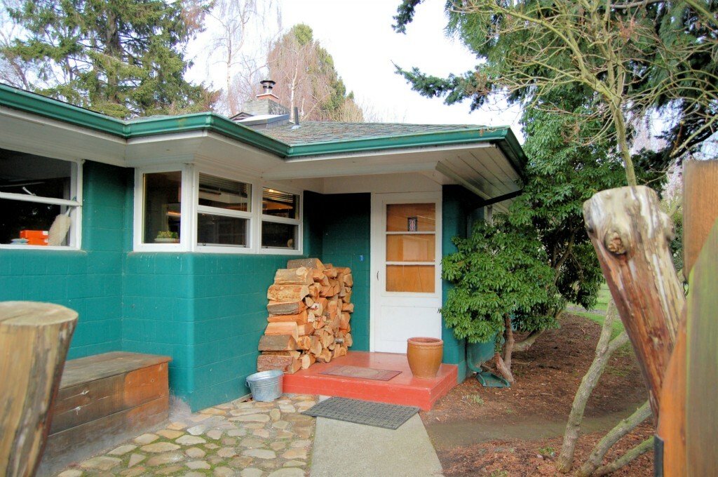 Property Photo: 2722 Alderwood Ave WA 98225