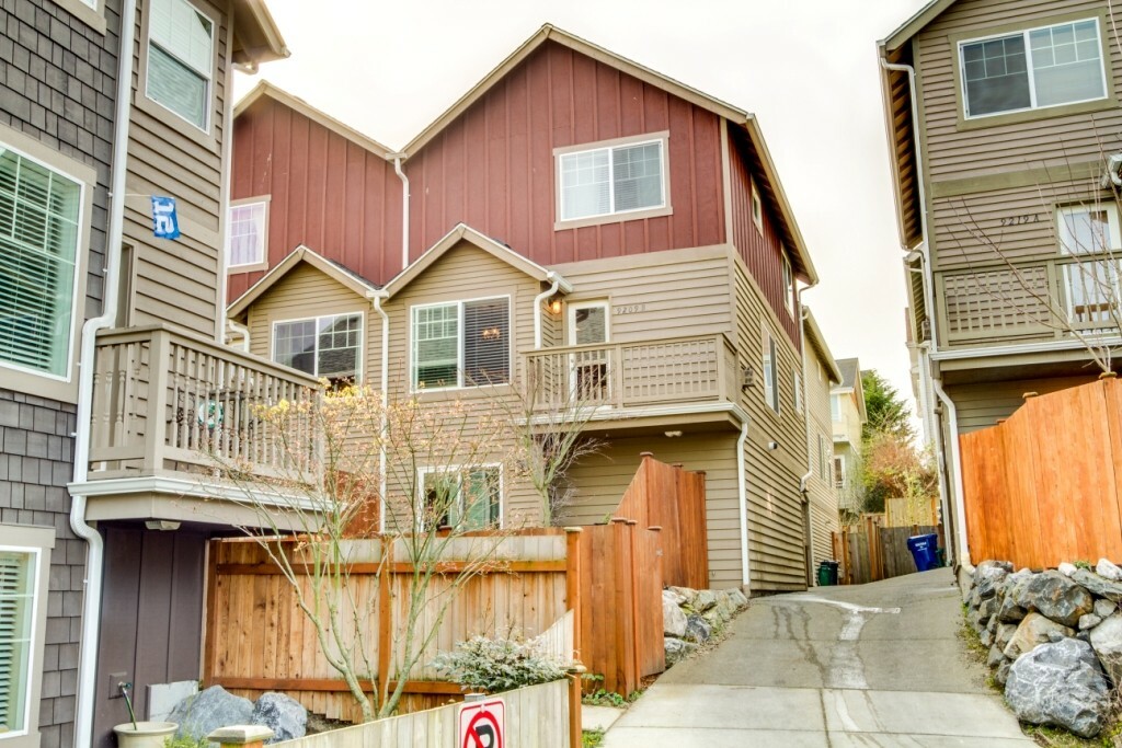 Property Photo:  9209 Interlake Ave N B  WA 98103 