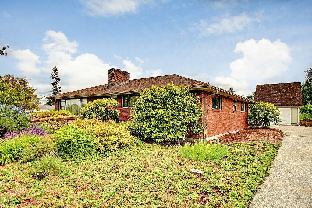 Property Photo:  710 Edwards Ave  WA 98201 