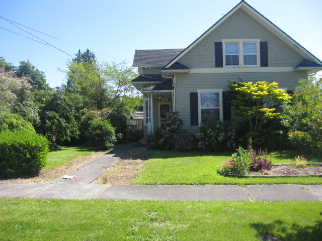 Property Photo:  708 4th Ave SW  WA 98371 