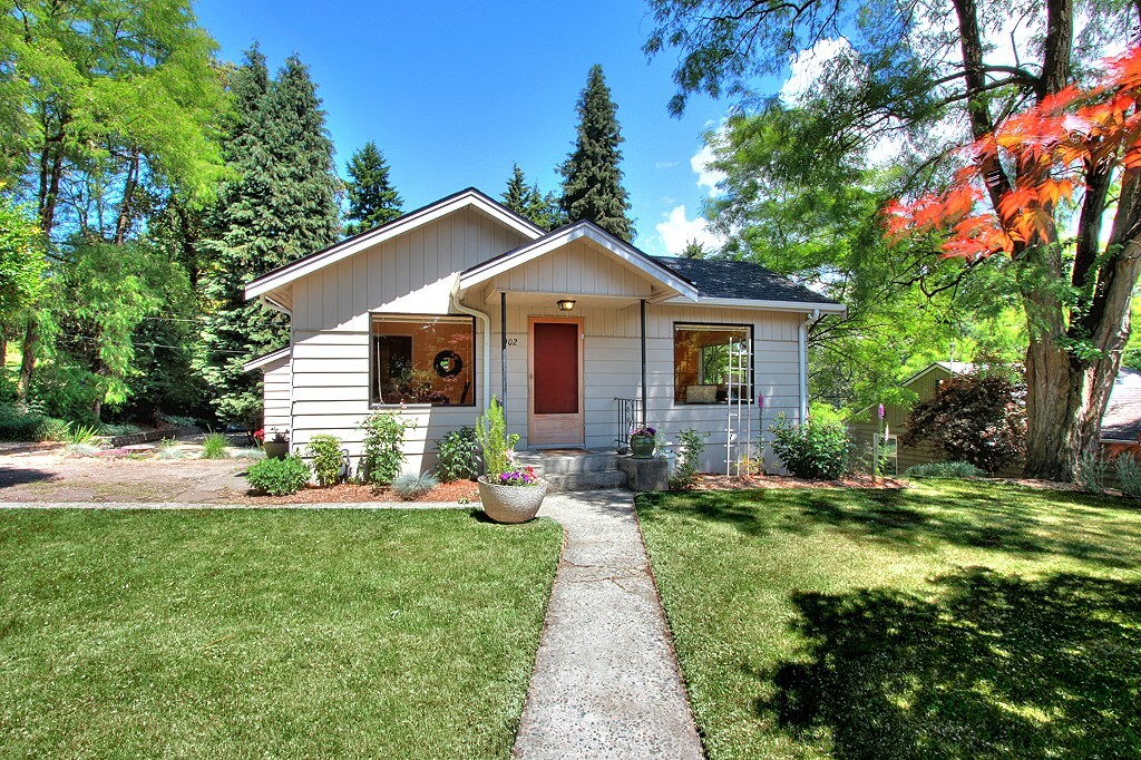 Property Photo: 902 N 109th St WA 98133
