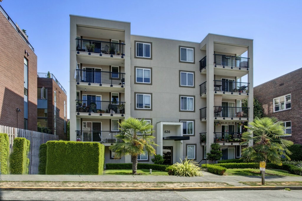 Property Photo: 626 4th Ave W 404 WA 98119