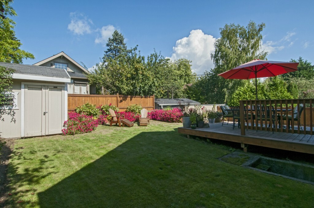 Property Photo:  1108 N 46th St  WA 98103 