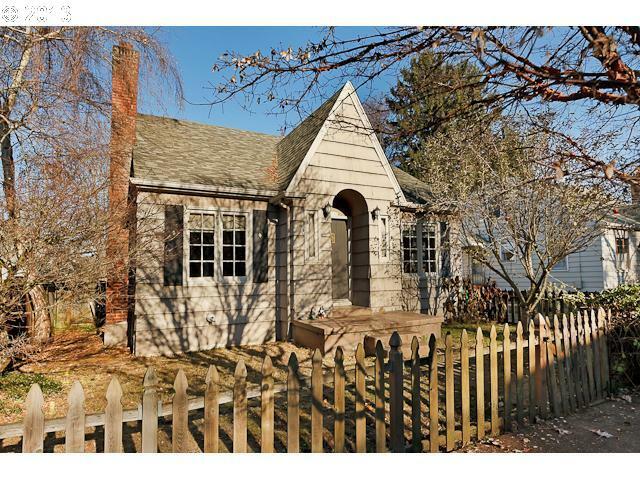 Property Photo: 3945 SE Clinton St OR 97202