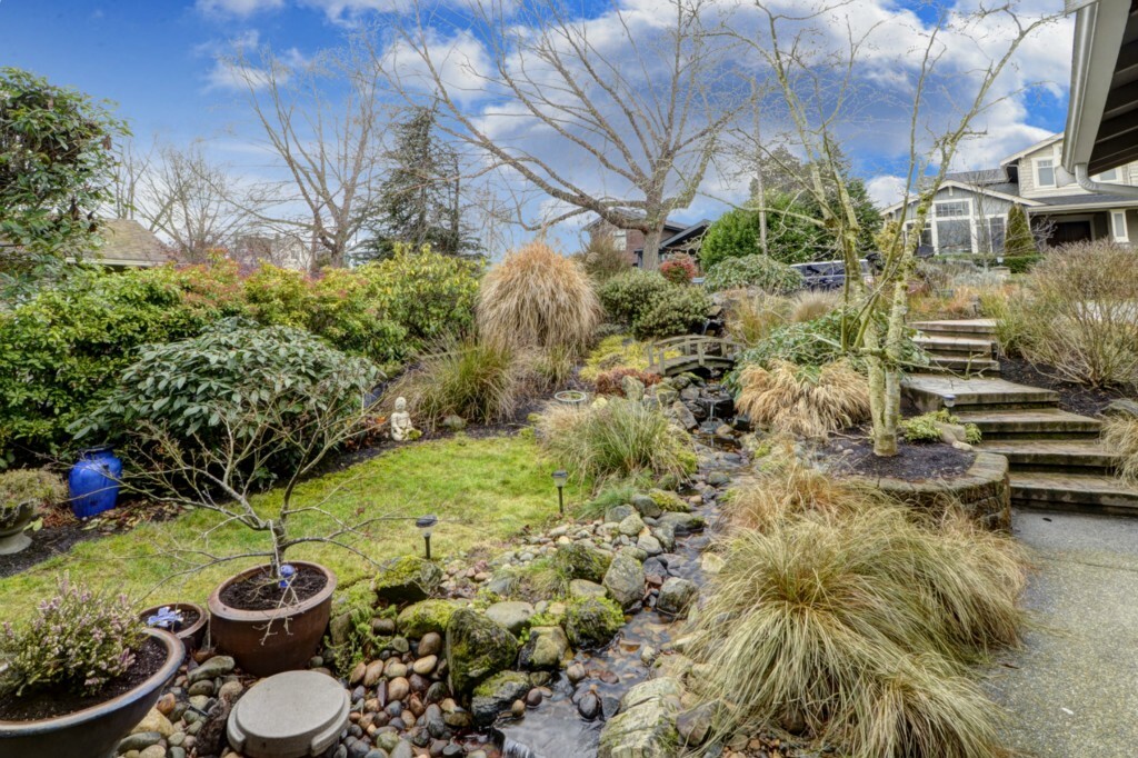 Property Photo:  631 8th Ave  WA 98033 