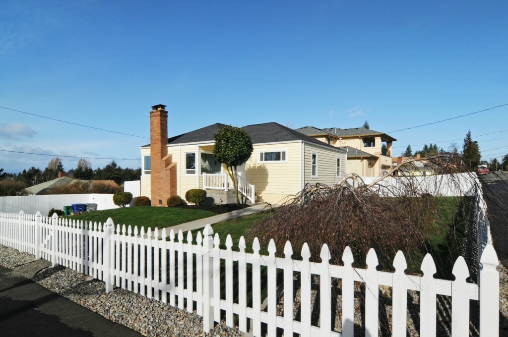 Property Photo:  2104 SW 114th St  WA 98146 