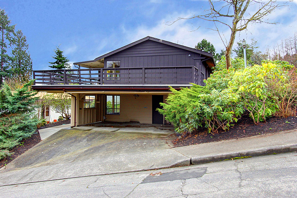 Property Photo:  2421 W Thurman Street  WA 98199 