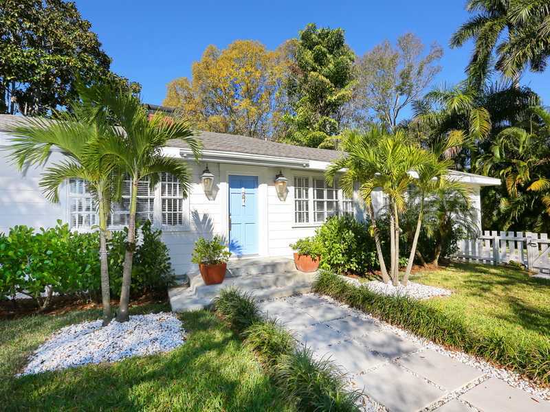 Property Photo:  1020 Brewer Place  FL 34236 