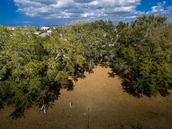Property Photo: 3711 4th Avenue NE FL 34208