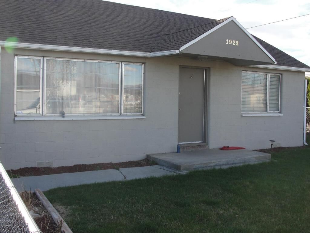 Property Photo: 1922 S 9th Ave WA 98903