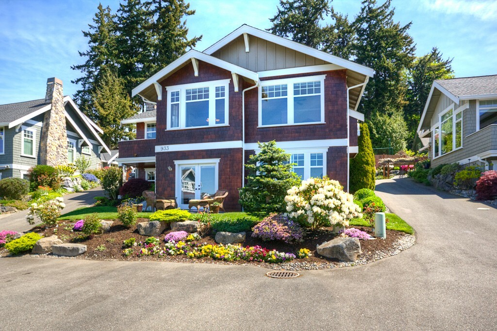 Property Photo:  933 8th Ave S  WA 98020 