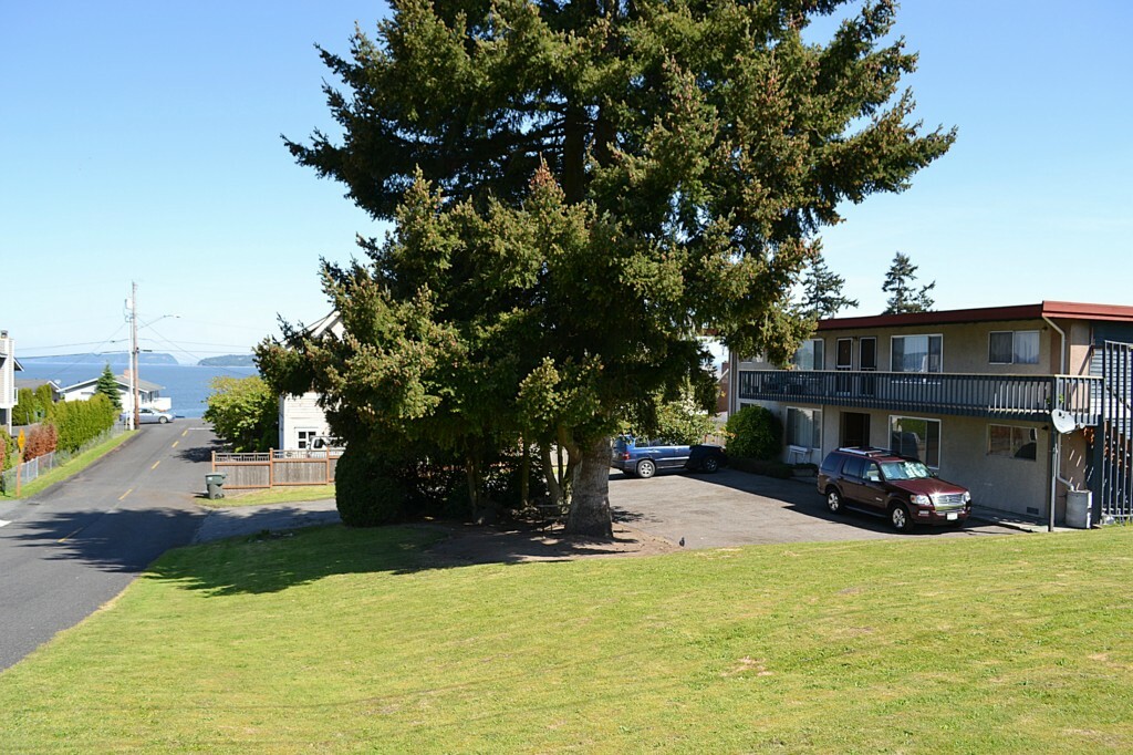 Property Photo:  1008 3rd St  WA 98275 