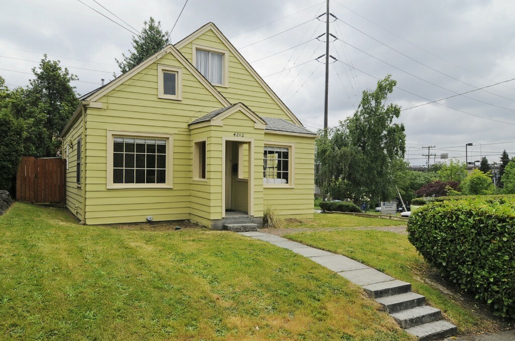 Property Photo:  4202 4th Ave NE  WA 98105 