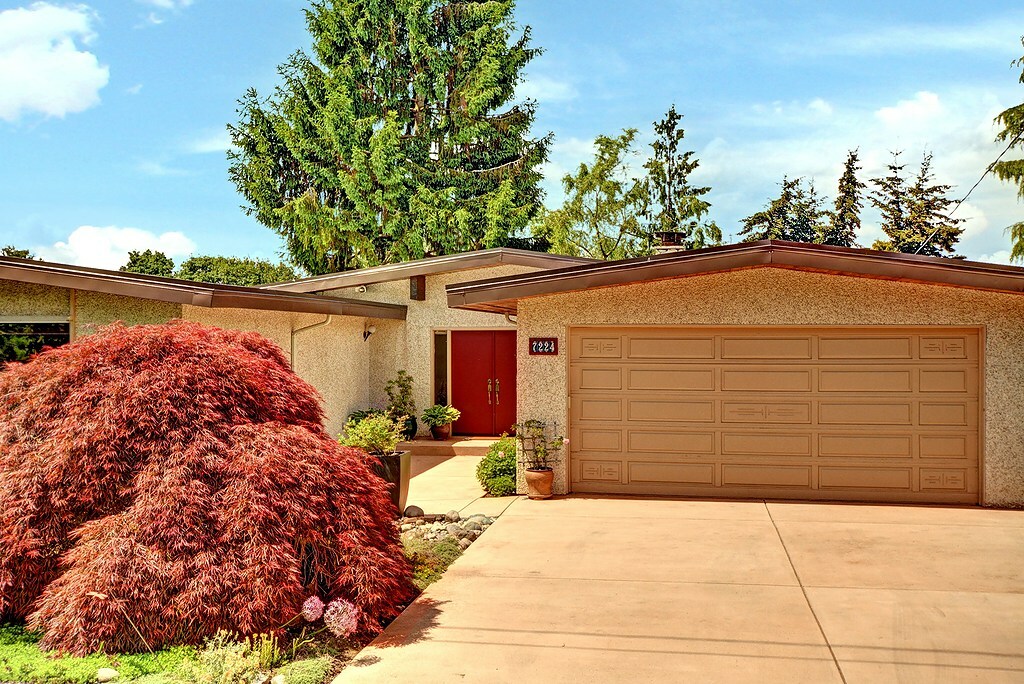 Property Photo: 7224 S Rustic Rd WA 98178
