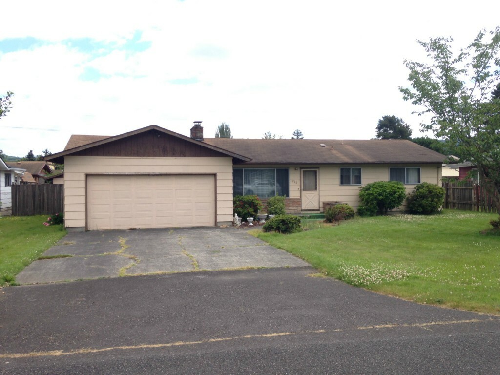 Property Photo:  202 Palm Dr  WA 98626 