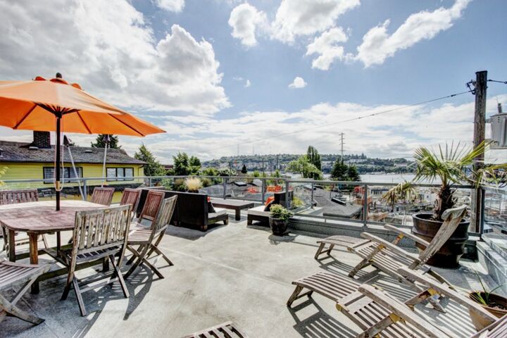 Property Photo:  2608 Yale Ave E  WA 98102 