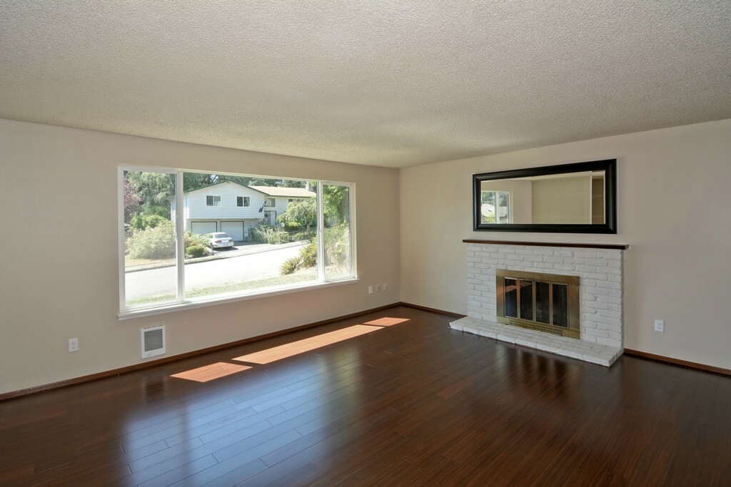 Property Photo:  5615 170th Place SW  WA 98037 