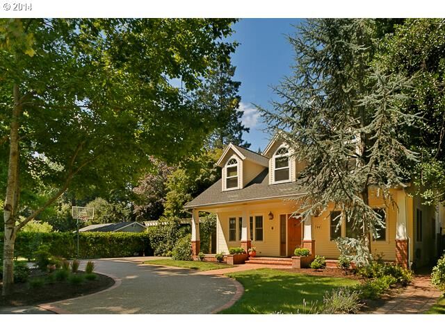 Property Photo: 744 9th St OR 97034