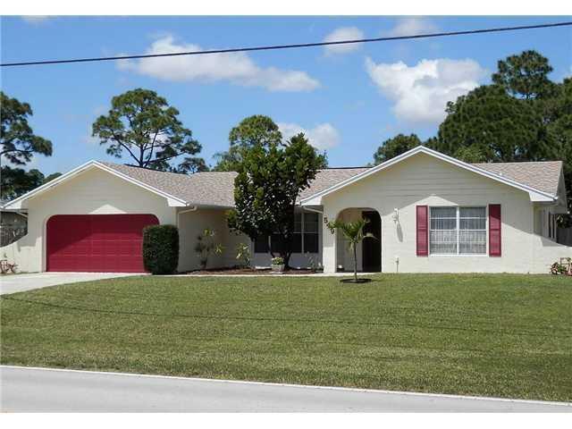 Property Photo:  549 SE Thornhill Drive  FL 34983 