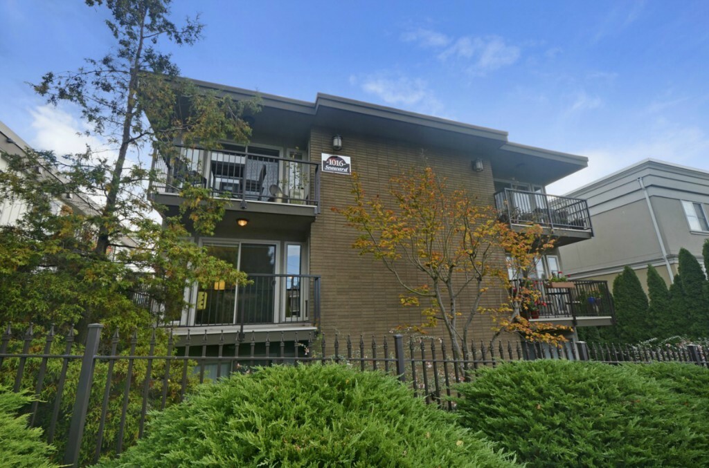 Property Photo:  1016 6th Ave N 202  WA 98109 