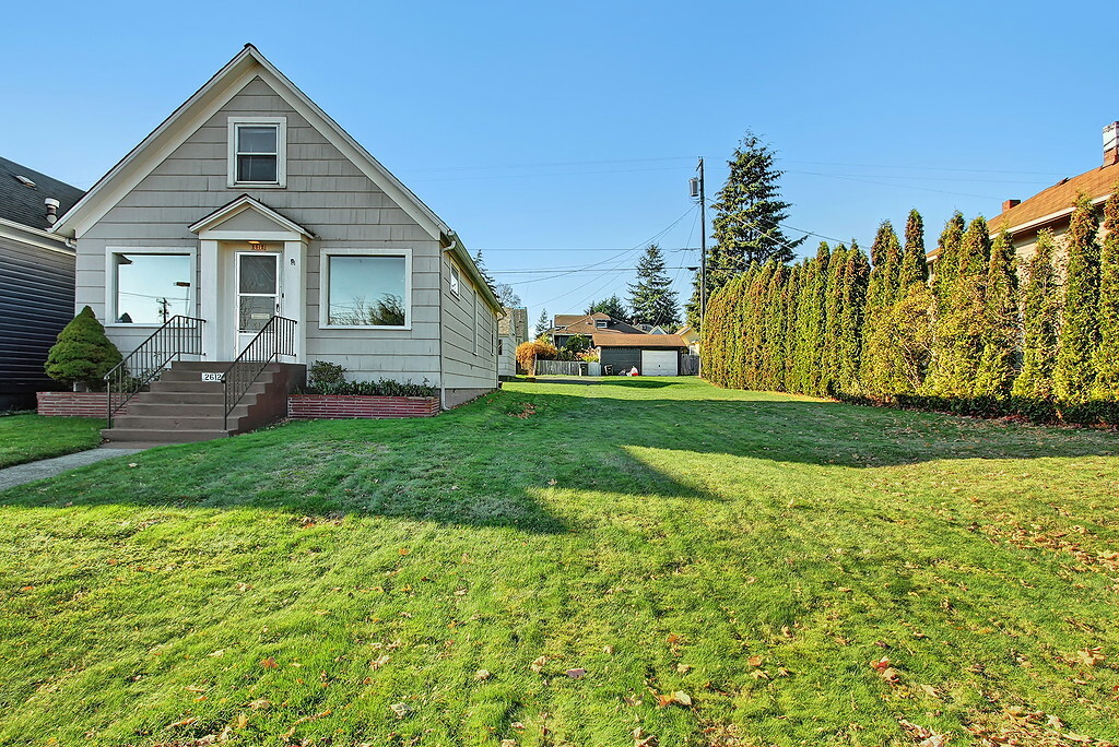 Property Photo:  2612 Lombard Ave  WA 98201 