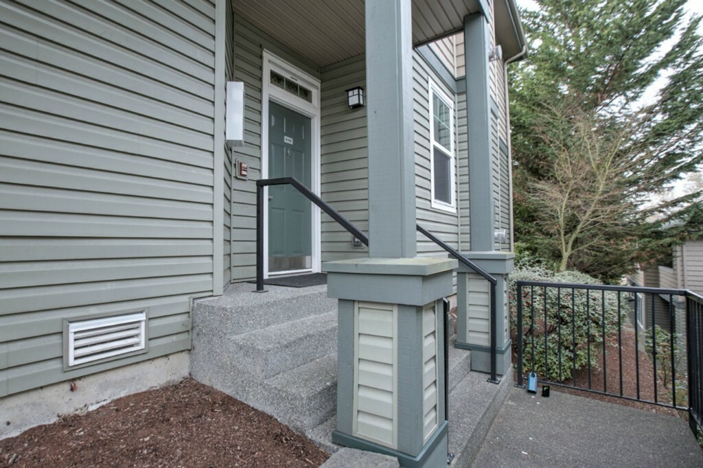 Property Photo:  1500 S 18th St N102  WA 98055 