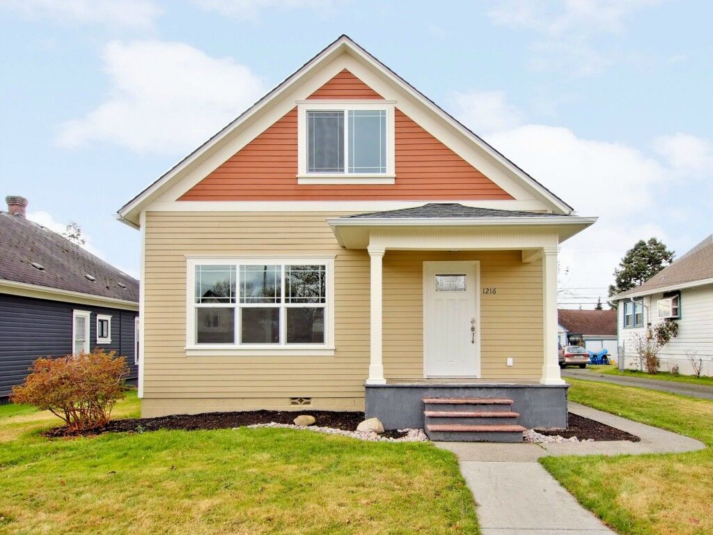 Property Photo: 1216 E Marine View Dr WA 98201