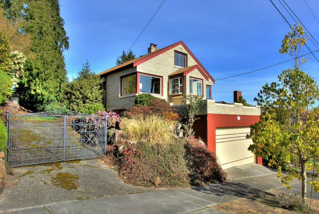 Property Photo:  2606 W Plymouth St  WA 98199 