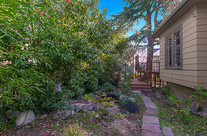 Property Photo:  1638 Peach Ct E  WA 98112 