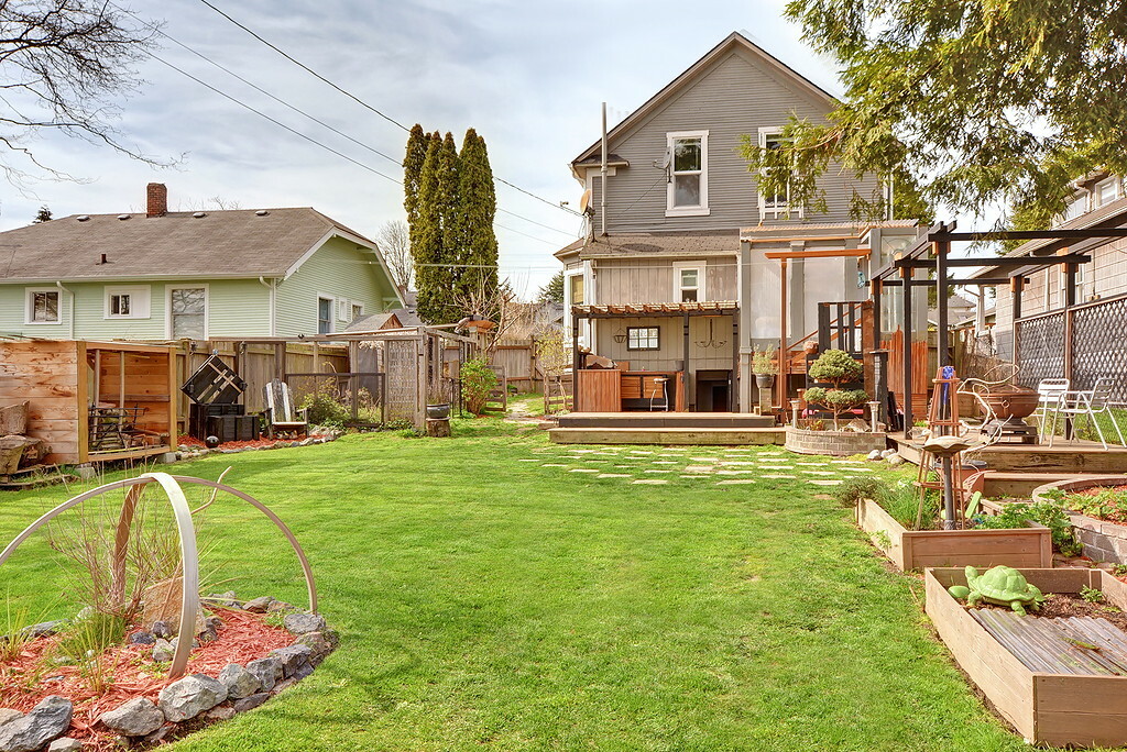 Property Photo:  2523 Maple St  WA 98201 