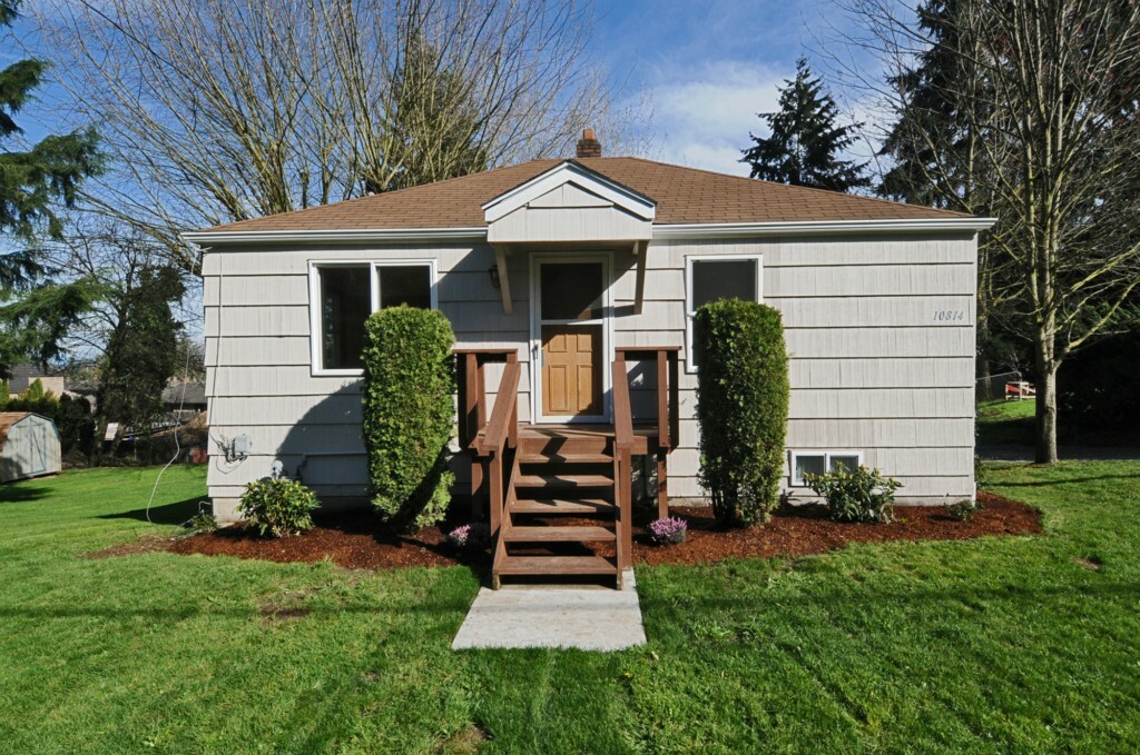 Property Photo:  10814 8th Ave S  WA 98168 