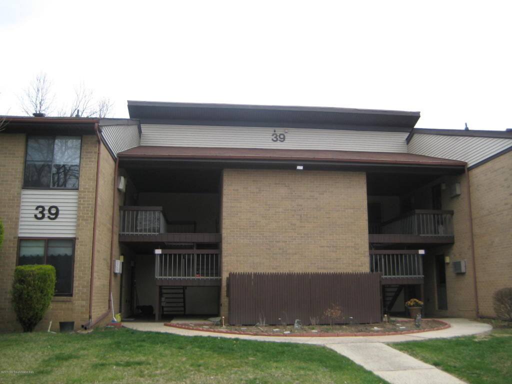 Property Photo:  39 Meadow Green Circle  NJ 07726 