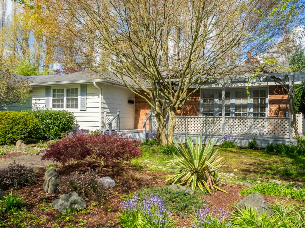 Property Photo:  4528 NE 170th St  WA 98155 