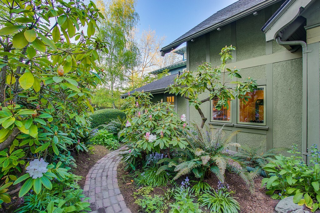 Property Photo:  1413 E Aloha St  WA 98112 