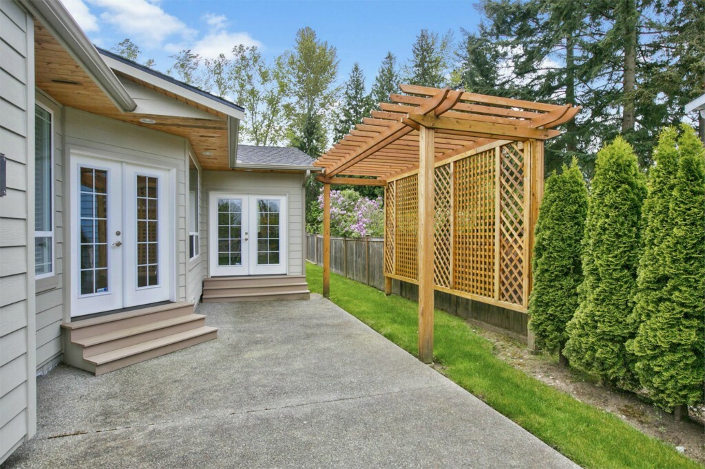 Property Photo: 3312 Russet Rd WA 98036