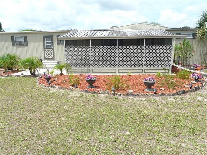 Property Photo: 8621 Mary Ivy Drive FL 33567