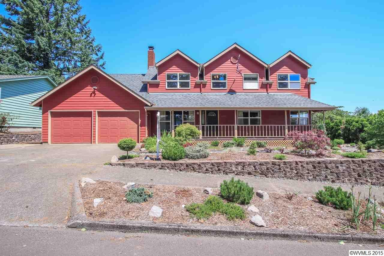 Property Photo: 1835 E Pine St OR 97383