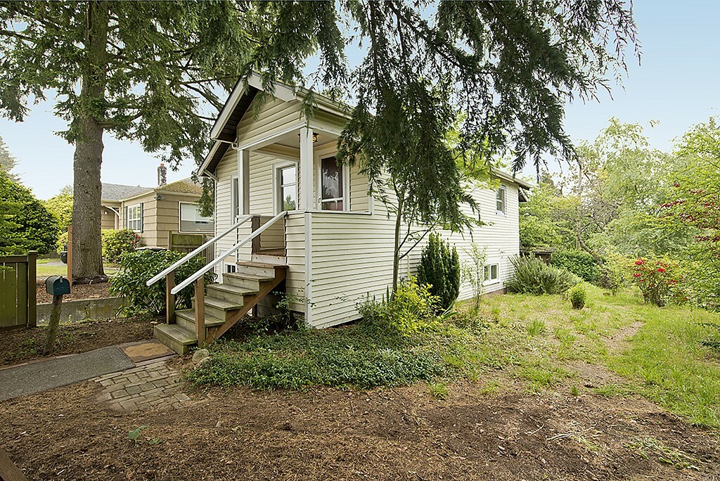 Property Photo:  7526 31st Ave SW  WA 98126 