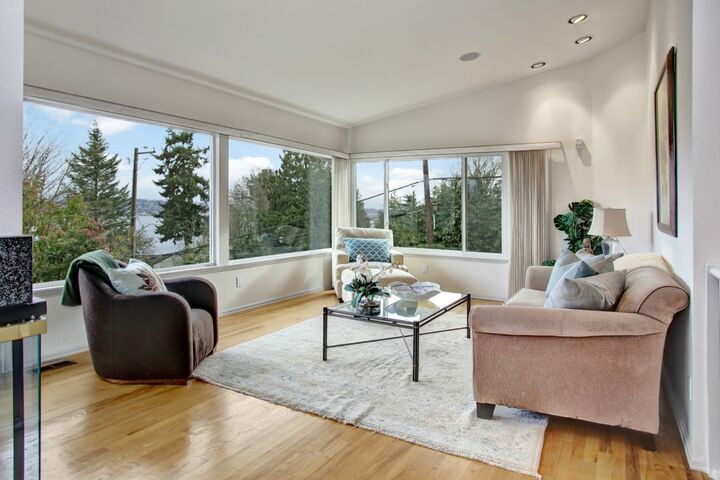 Property Photo:  401 Randolph Ave  WA 98122 